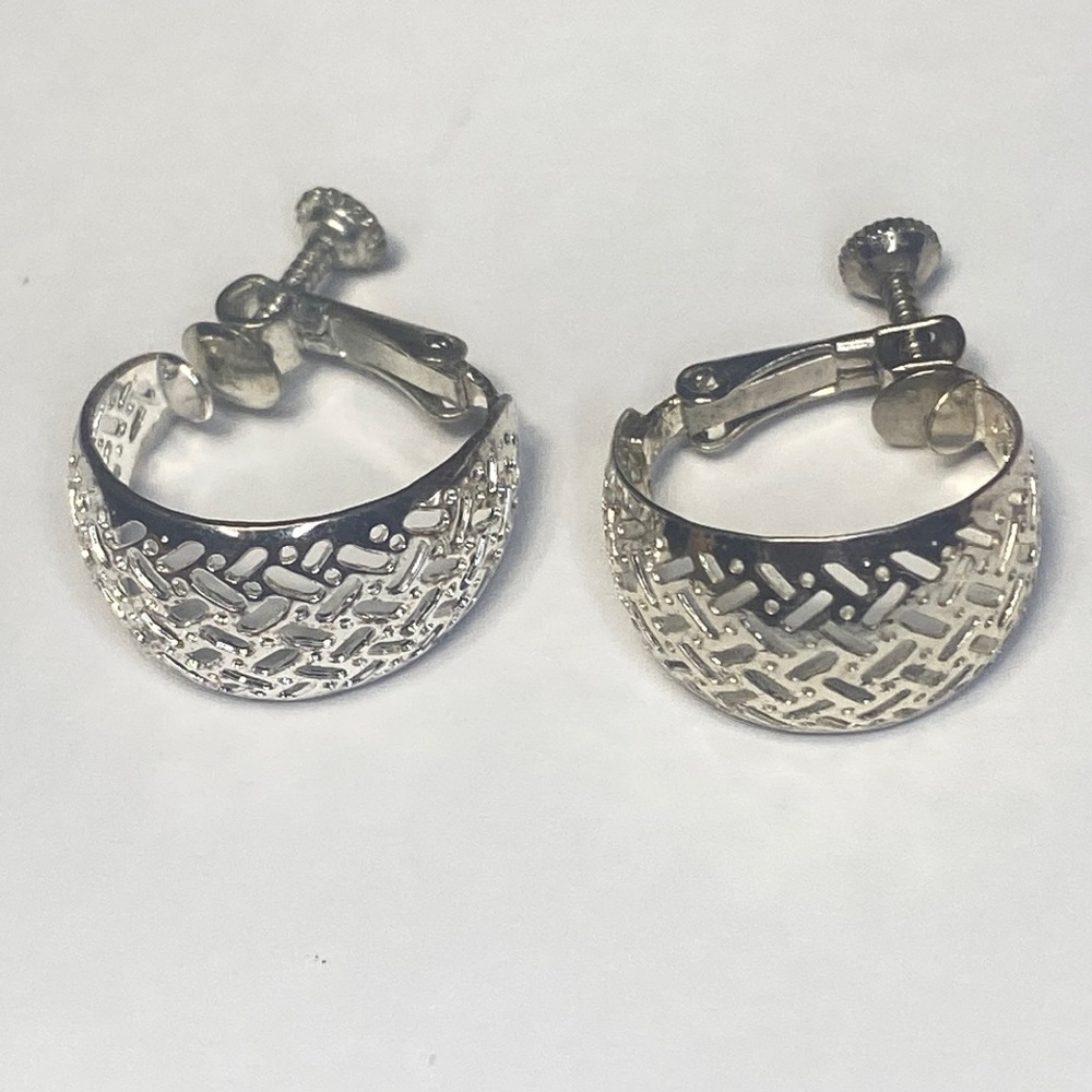 Vintage silvertone “ Napier” medium size screwback earrings
